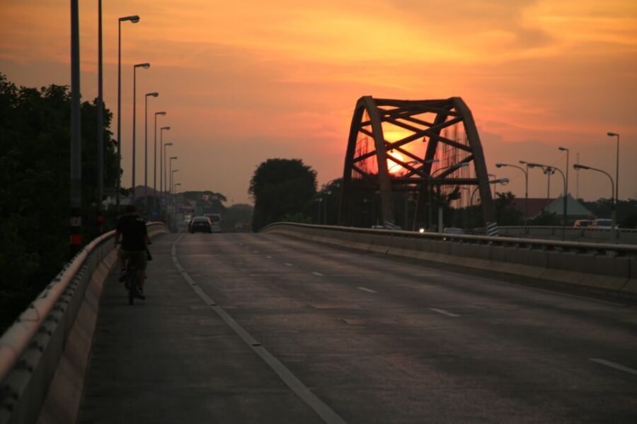 Ayutthaya: 3-Hour Sunset Ride Bike Excursion - From PomPhet Fort to the Pa Sak River: getting into the route quickly