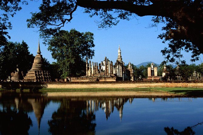 Ayutthaya Guided UNESCO Heritage Tour Including Lunch & Transfers - Wat Mahathat: the tree-root Buddha photo that actually has meaning