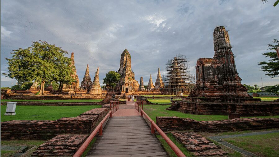 Ayutthaya One Day: Famous Temples & Bang Pa-In Palace Tour - Wat Maha That: the Buddha head tangled in tree roots