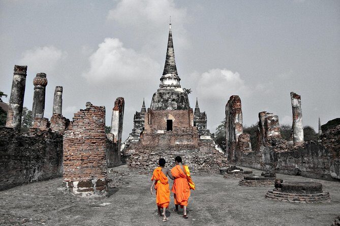 Ayutthaya Sunset Tour: Iconic Temples & Scenic River Boat Ride - Chao Phrom Market stop: where you can loosen up and browse