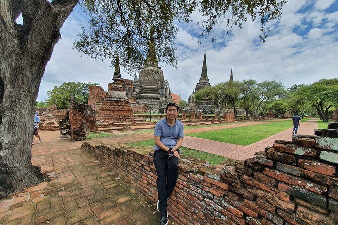 Explore the World Heritage Of Ayutthaya - Midday fuel: grilled river prawns and Roti Sai Mai
