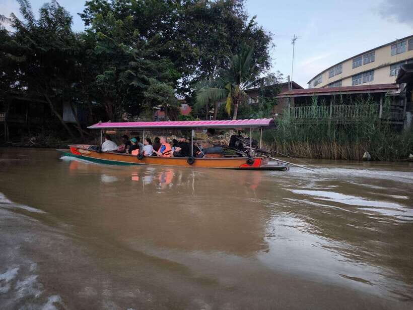 From Bangkok: Ayutthaya Afternoon Tour with Boat & Tuk-Tuk - Wat Mahathat: Why the Buddha Head in Tree Roots Becomes Your Top Photo