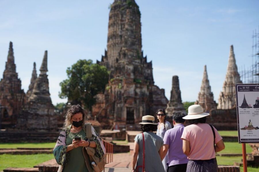 From Bangkok: Ayutthaya Historical Day Tour by Bus - Wat Mahathat: the tree-root Buddha head photo moment