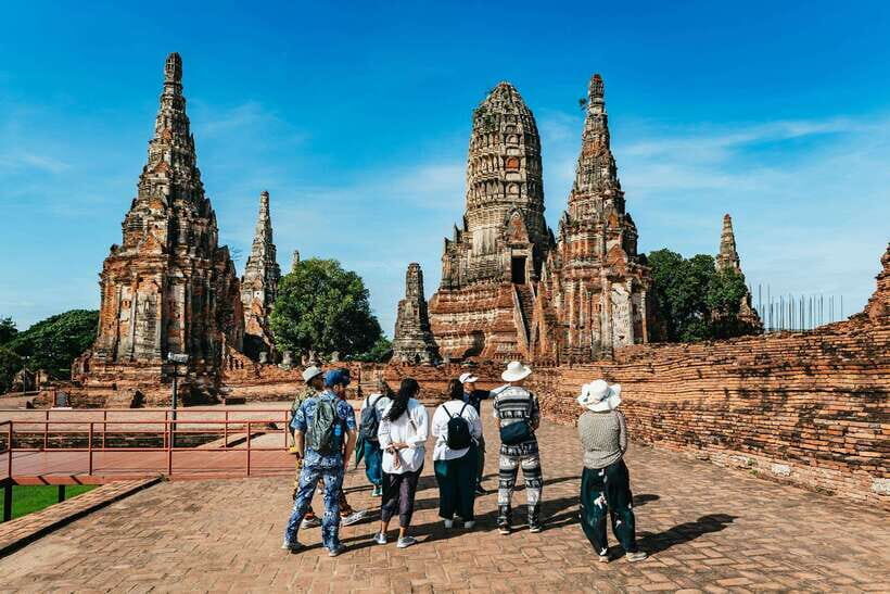 From Bangkok: Ayutthaya Temples Guided Tour with Lunch - Wat Mahathat: the Buddha head in roots (and why the story matters)