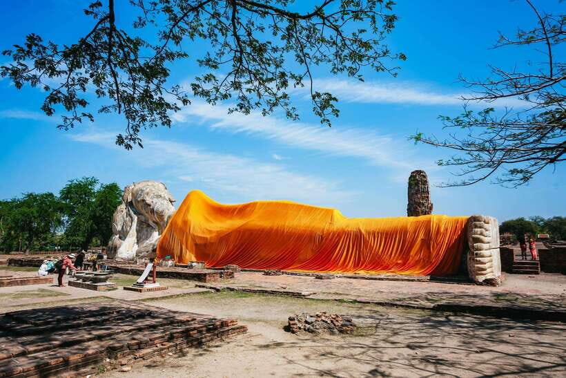 From Bangkok: Ayutthaya Temples Guided Tour with Lunch - Wat Lokayasutha and Wat Phra Sri Sanphet: Siam’s power center in ruins