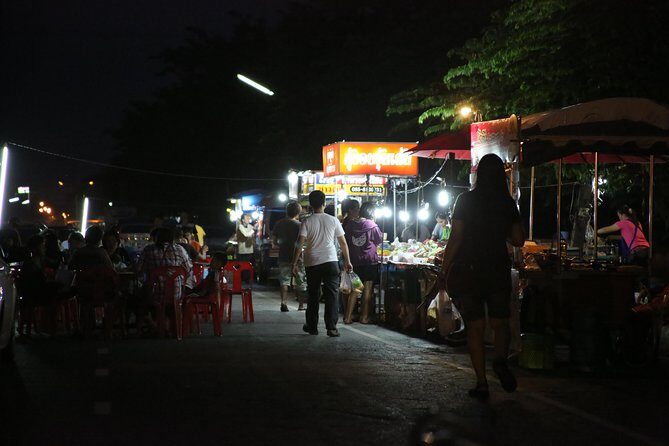 Half-Day Ayutthaya Sunset Bicycle Excursion - Chao Phrom Market: snack time and how to eat like you mean it