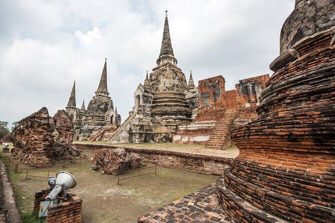 Lopburi Monkey Temple & Ayutthaya Old City Tour From Bangkok - Guides and group size: what you should expect