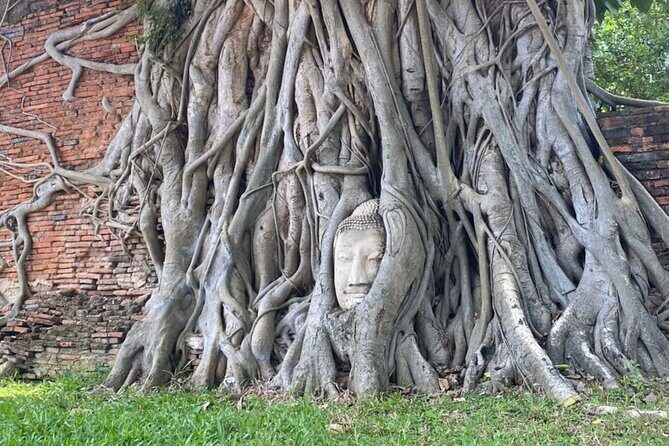 Private tour : A day in a life to visit Ayutthaya with authentic local lunch - Stop 3: Wat Na Phra Meru Rachikaram and the king-dress Buddha