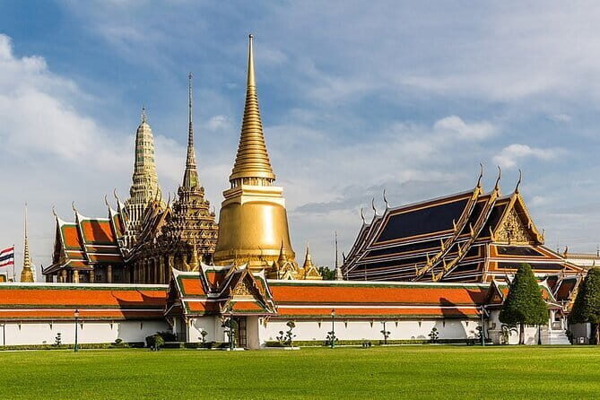 Three Temple Ayutthaya Tour with Scenic Boat Ride - Wat Phra Ram and Bueng Phra Ram Park: prangs, lake scenery, and breathing room